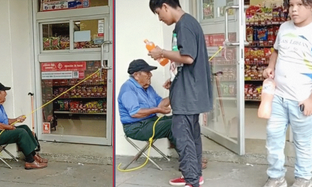 Un abuelito ha encontrado una forma especial de ganar dinero trabajando en un Oxxo