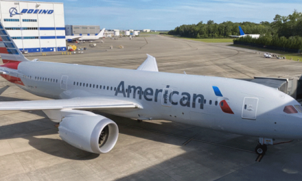 Piloto de American Airlines se vuelve viral al llamar la atención a los pasajeros sobre la etiqueta y cortesía en el vuelo