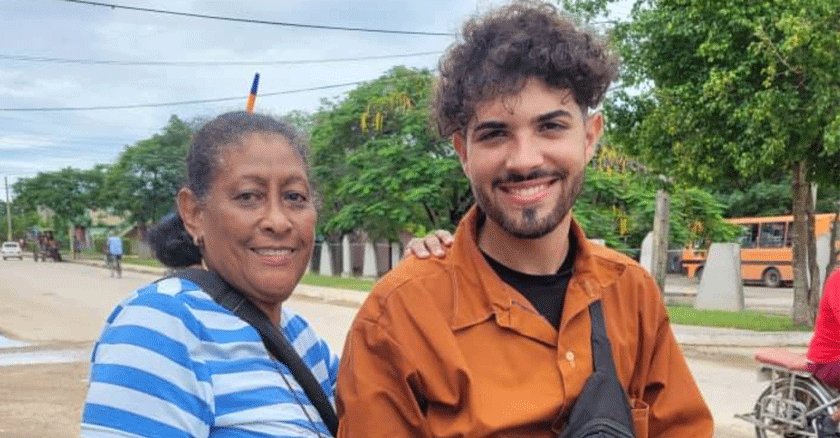 Joven vendedor en Ciego de Ávila devuelve teléfono extraviado por una maestra