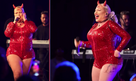La Diosa sorprende a su público con disfraz de «sexy diabla» en su reciente concierto en Miami