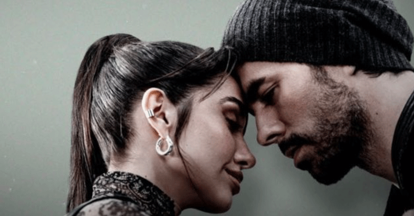 Enrique Iglesias está de regreso junto a María Becerra con «Así es la vida», una bachata de amor y pasión